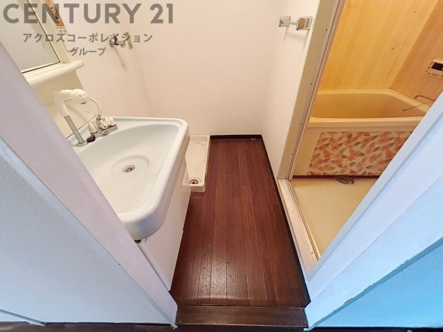 衣服の収納や脱ぎ着や整理整頓がしやすく、湿った衣類を乾燥させるスペースがありカビや臭いの発生を防ぎます。床の汚れを他の部屋に持ち込まず清潔を保つことができます。また快適な入浴環境の整備にも役立ちます。