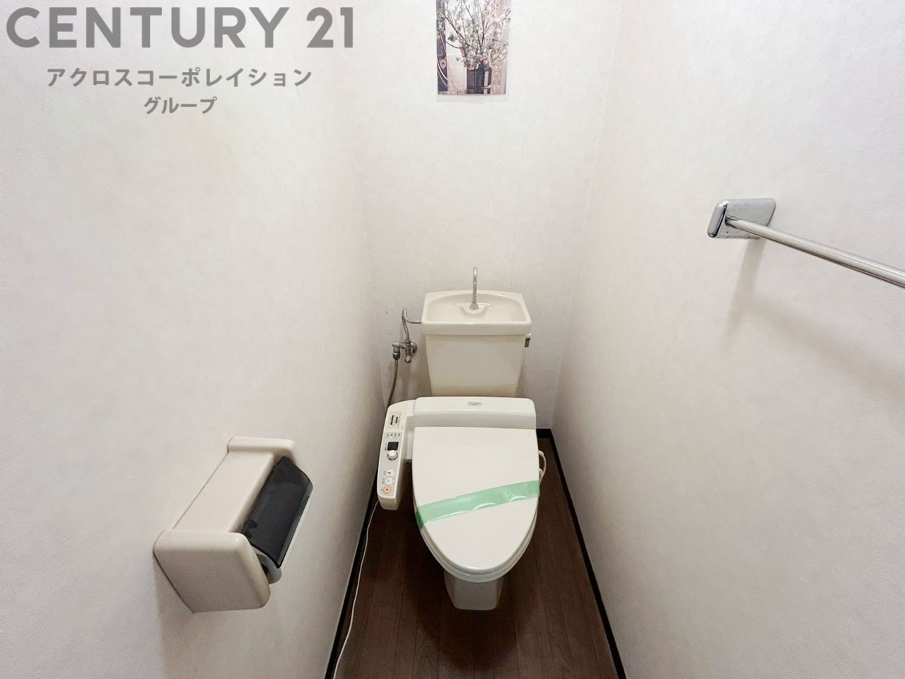 温水洗浄便座付トイレは温水洗浄機能により、暖かい水でおしりを洗浄することができ、冷たい水を使う従来の便座に比べ、温水洗浄機能で暖かいトイレを提供し、快適な使用を可能にします。