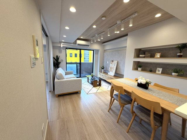 自然な温もりが感じられるフローリングと、壁面のニッチ棚がアクセントになったおしゃれな内装。家具の配置がしやすく、家族が集まるメインルームにぴったりです。