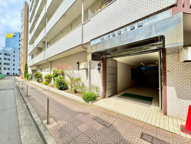 余白を楽しむリノベ素材。色も素材も自分好みに、理想の空間設計が叶う一室です