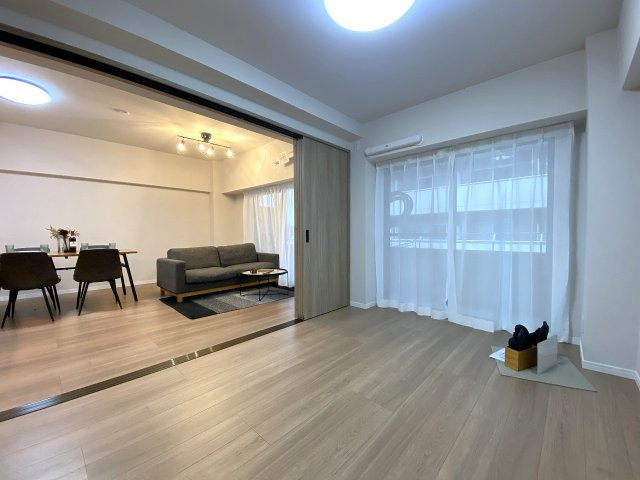 間取り図左下に位置する洋室5.8帖のお部屋です。風通しの良い快適な居住空間となっており、収納家具を活用しながら趣味の部屋や書斎など多彩な用途で心地よくご活用いただけます。