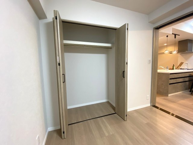 各居室に使い勝手の良いクローゼットが設置されております。お召し物や日用品をすっきりと整理整頓して収納できるため、居住空間をより広々と快適に保つことができて便利です。
