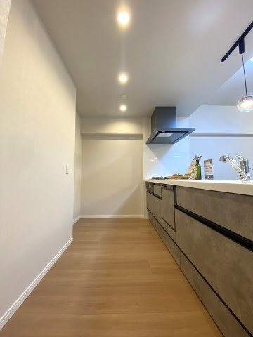 キッチン周りの幅や調理作業スペースもしっかり確保されています。広々としたシンクやコンロ周辺は作業がしやすく、毎日の料理作りを手際よくスムーズに行える機能的なデザインです。