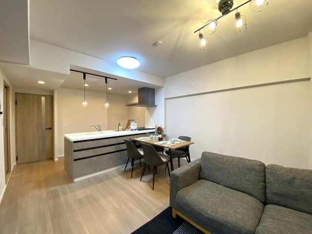 リビング全体を見渡せる開放感ある空間設計です。家族の会話が自然と弾む落ち着いた雰囲気となっており、毎日の暮らしをあたたかく彩る魅力的な住空間が広がっています。