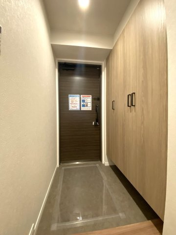 落ち着いた雰囲気で住まいの顔となる綺麗な玄関スペースです。シューズボックスを備えており、ご家族全員の靴をすっきりと整理整頓して気持ちよくお客様を迎えられます。