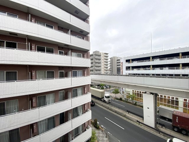 お部屋からの眺望は視界を遮る建物がなく、解放的な青空が広がります。素晴らしい景観を眺めながら日々の疲れをリフレッシュできる、贅沢で心地よい空間となっております。