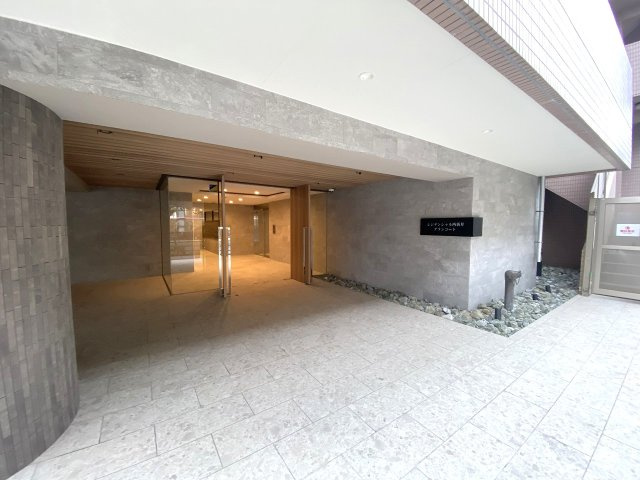 住まう方や訪れる方を優しく迎え入れる、清潔感にあふれたエントランスアプローチです。綺麗に手入れが行き届いたアプローチ部分からは管理体制の良さが窺え、毎日の行き来を気持ちよくサポートしてくれます。
