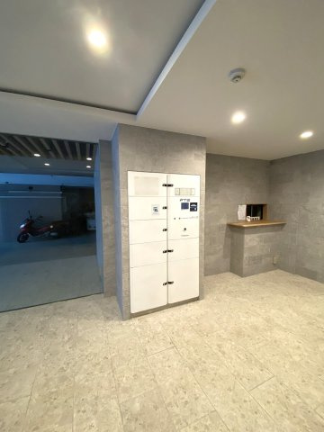 不在時でも24時間荷物の受け取りができる便利な宅配ボックスを設置しております。お仕事や外出で忙しい日でも配達時間を気にせず荷物を受け取れるため、日々の暮らしの利便性が格段に向上する嬉しい設備です。