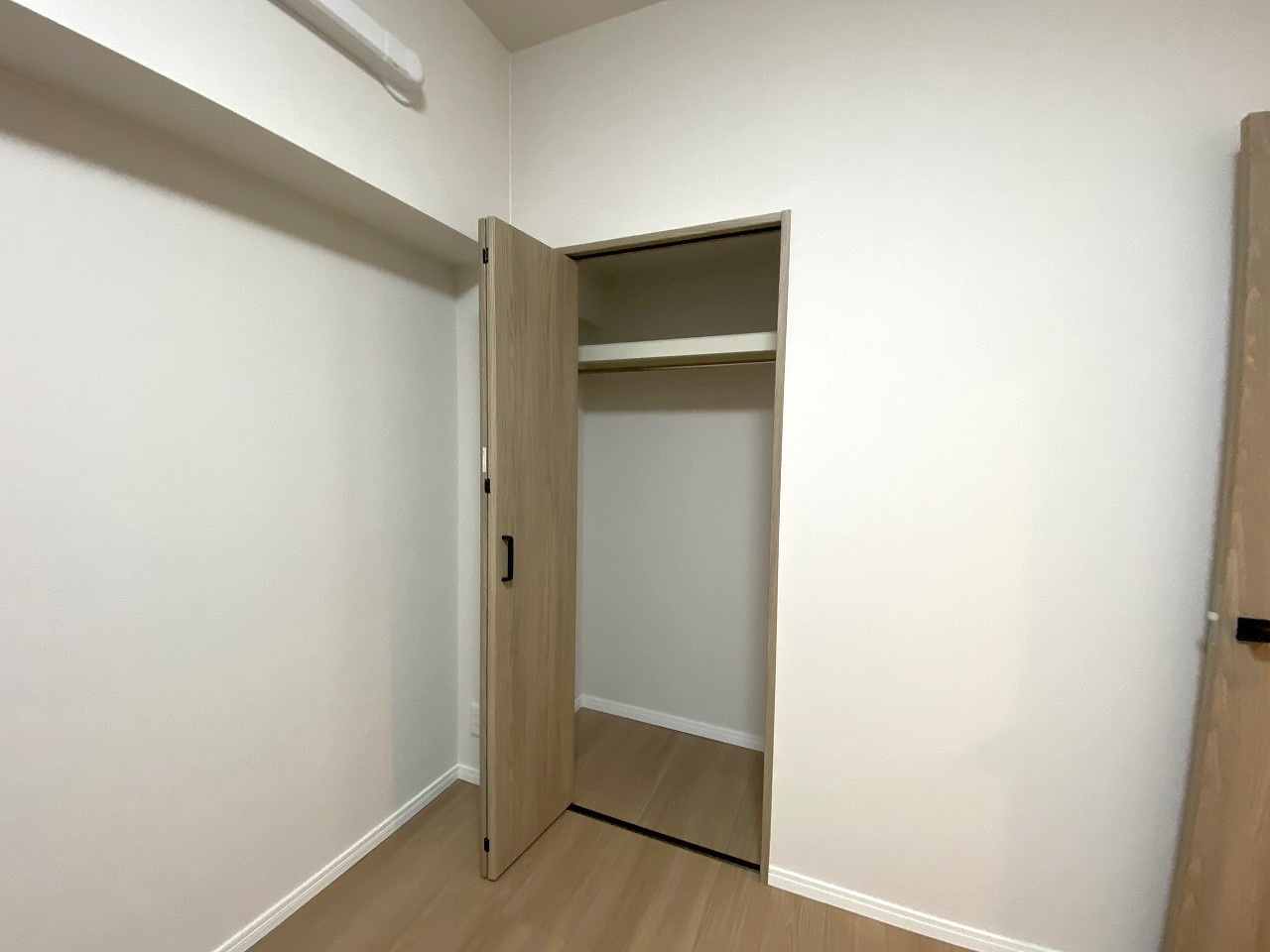 間取り図右上の洋室6.1帖に設置されたクローゼットです。奥行きと高さがあり、お洋服やファッション小物をすっきりと整理整頓できるため、お部屋をより広々と快適に保てます。