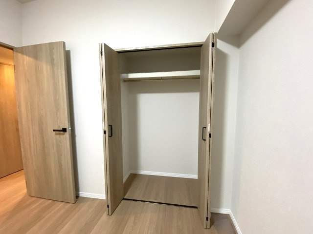 間取り図左上の洋室5.8帖に完備された収納スペースです。お召し物や日用品をしっかり収めることができ、居住空間に無駄な家具を置かずにゆったりとお使いいただけます。