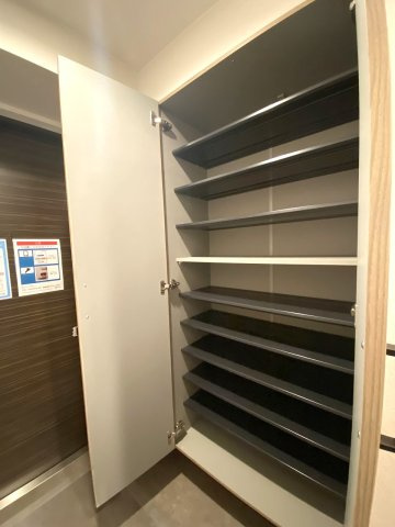 玄関脇に備え付けられた使い勝手の良いシューズボックスです。ご家族全員の靴をすっきりと収納することができ、いつでも清潔感のある美しい玄関空間を維持することが可能です。