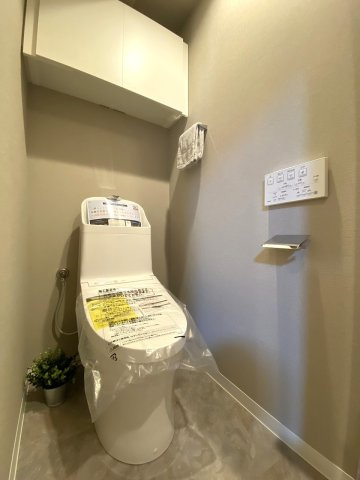 衛生面や快適性に優れたウォシュレット機能付きトイレへ新規交換済みです。手入れがしやすいデザインで常に清潔な状態を保ちやすく、毎日心地よくご使用いただける安心空間です。