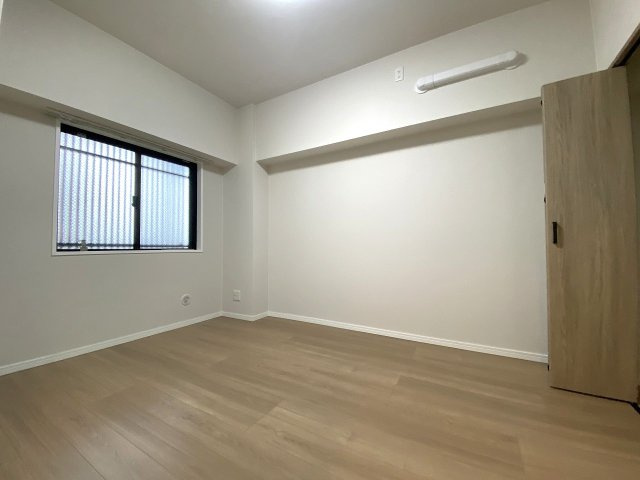 間取り図右上に位置する洋室6.1帖のお部屋です。クローゼットが完備されており、ベッドやデスクを配置して落ち着いた主寝室やプライベート空間としてゆったりとお過ごしいただけます。
