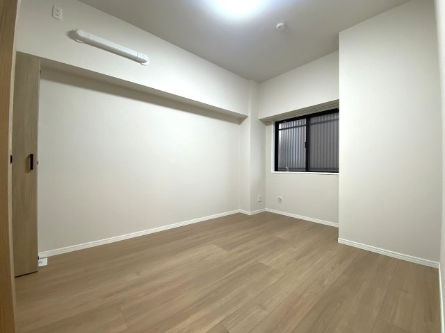 間取り図左上に位置する洋室5.8帖のお部屋です。限られたスペースを効率よく有効活用できるレイアウトで、お子様のお部屋や集中できるワークスペースに大変おすすめです。