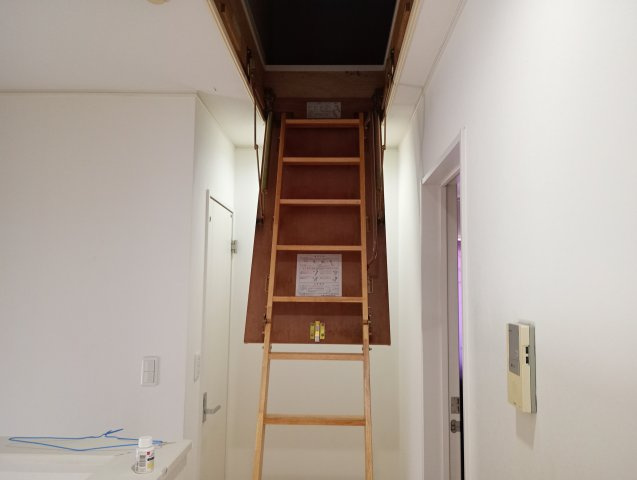 はしご式で出入り可能な屋根裏収納
