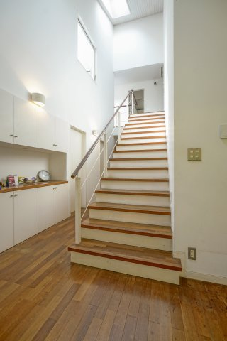 吹き抜け階段◎　横幅が広く、オシャレな階段です◎