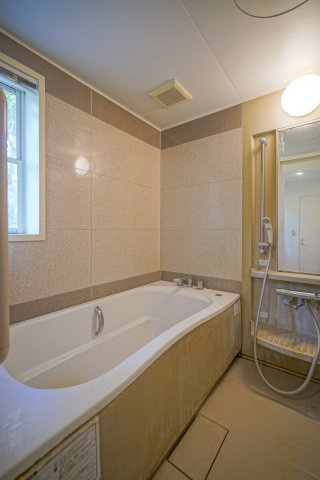 ユニットバス◎　窓があるので、換気ができます◎　外には緑があるので癒しを与えてくれます♪