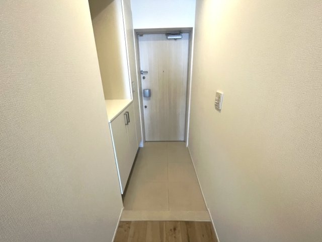 人感センサーのライト付きで、いつでも明るく迎えてくれる玄関。　