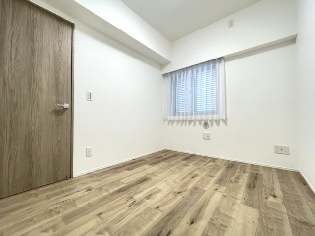 リビングから離れた洋室は、静かに休める寝室にピッタリ。　
