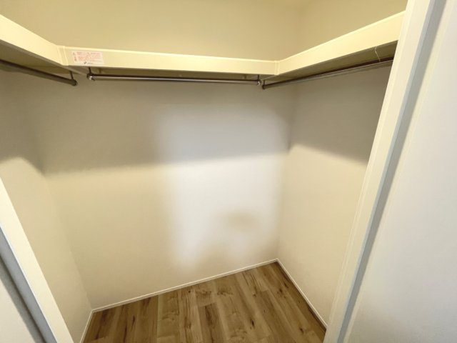 広々としたウォークインクローゼット付きで、大小様々な荷物が収納出来ます。　