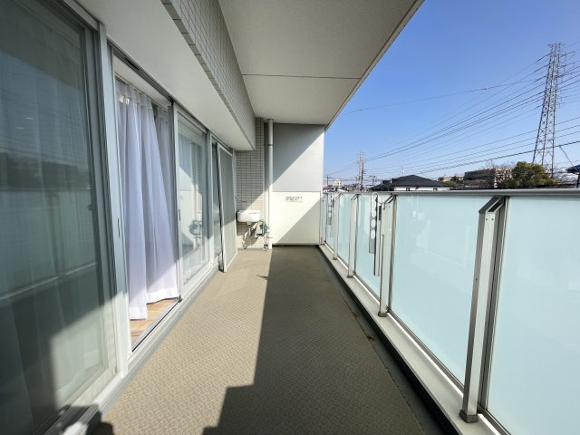 南東向きで陽当たり良好のバルコニーです。　