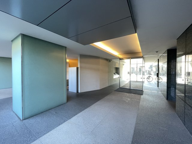 明るく広々としたエントランスが迎えてくれます。　