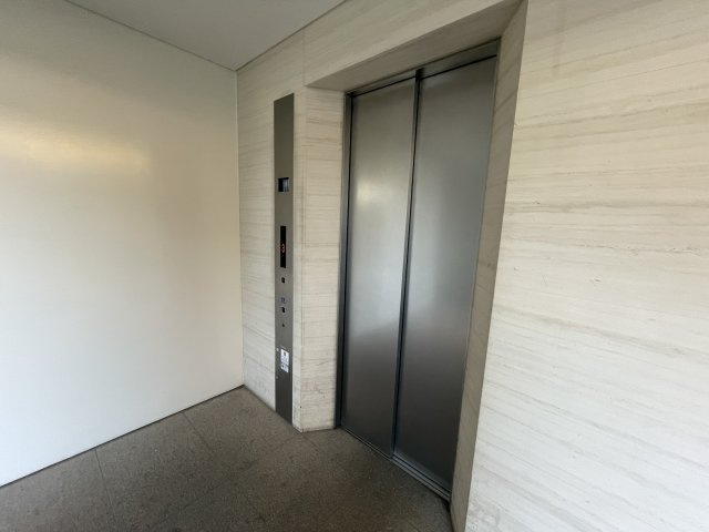 重たい荷物を持っていても、エレベーターがあれば安心です。　