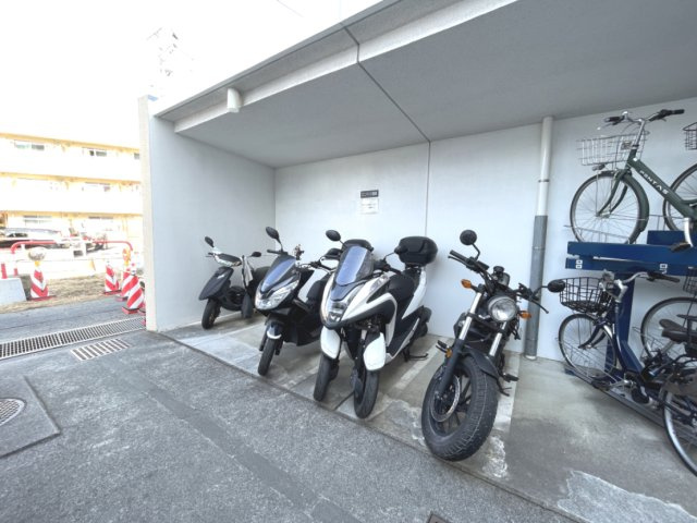 屋根付きの駐輪場で、サビや汚れの心配も不要。　