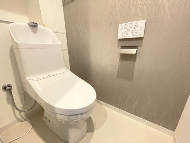 温水洗浄便座付きの清潔感あるトイレは、落ち着いた空間に。　
