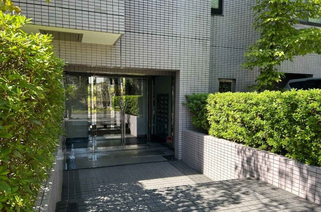 整えられた植栽に囲まれた、落ち着きのあるエントランス外観です。