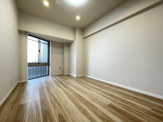 リビングから離れたお部屋は、静かに仕事をするのにもピッタリな空間です。　