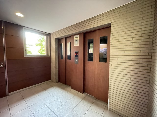 重たい荷物を持っていても、エレベーターがあれば安心です。　