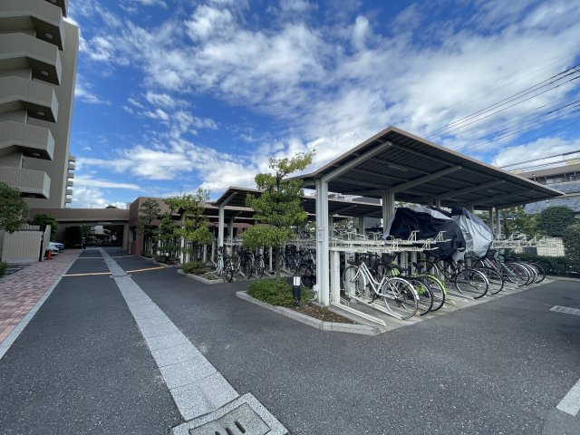 屋根付きの駐輪場で、サビや汚れの心配も不要。　