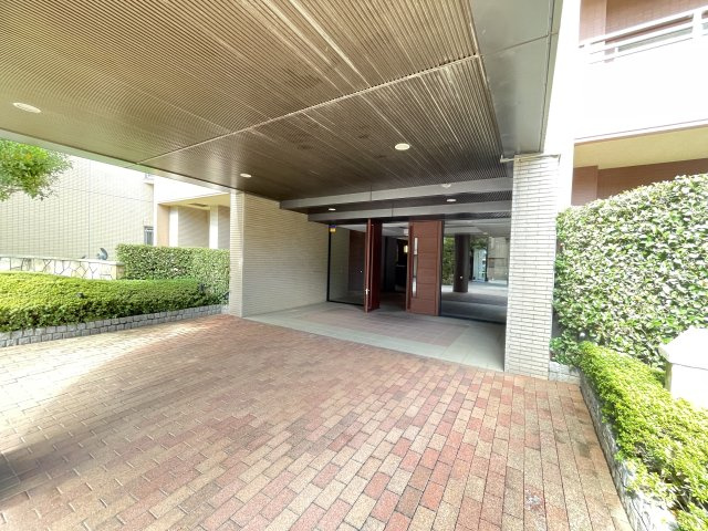 マンションの顔でもある、高級感漂うエントランス。　