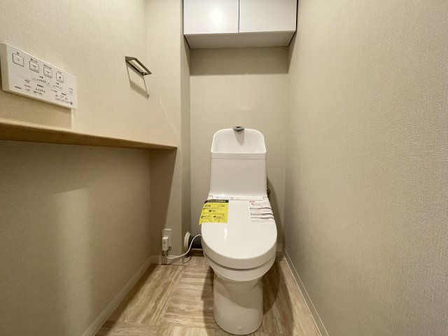 温水洗浄便座付きの清潔感あるトイレは、落ち着いた空間に。　