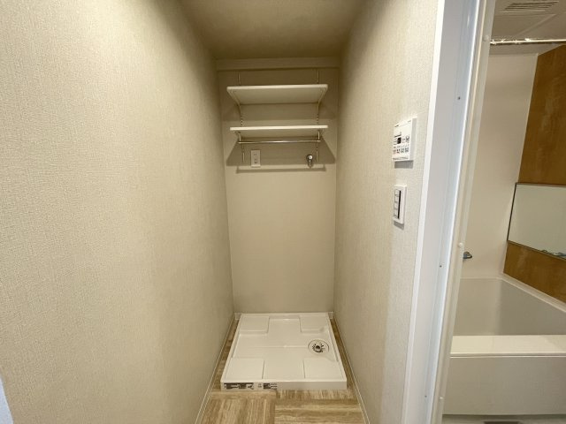 洗濯機置き場の上にも収納スペースがあり、小さなお子様の洗剤等の誤飲も心配不要。　