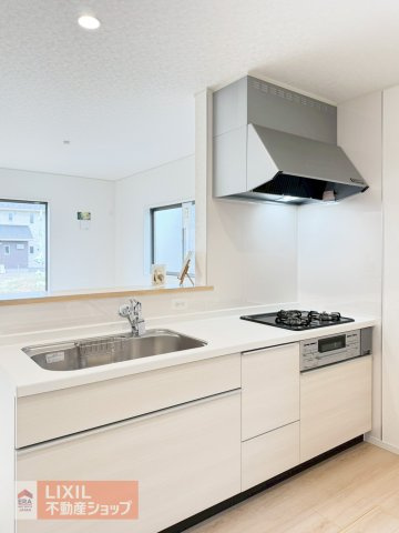 家族でのコミュニケーションがとれる対面型システムキッチンです。横一列にシンクとコンロをまとめたシンプルな形です。
