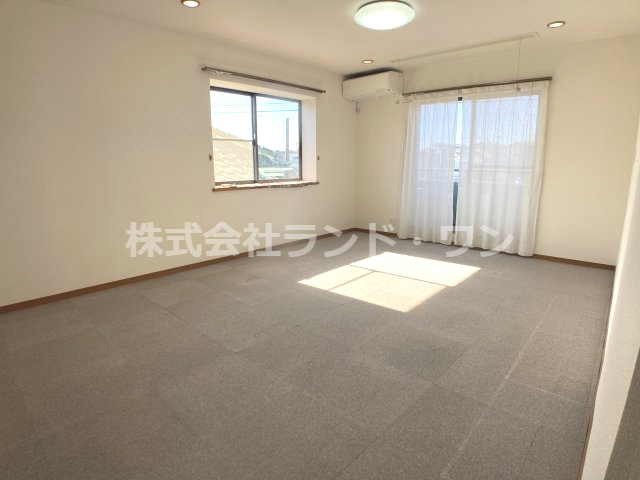 約14.2帖の広々とした洋室