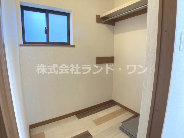 約14.2帖の洋室にあるウォークインクローゼット