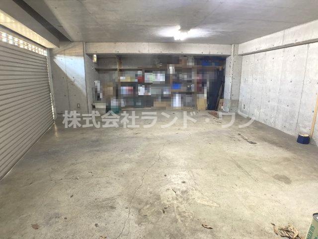 電動シャッター付の車庫2台可(車種による)