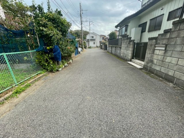 広々とした前面道路が生む、開放感ある暮らし