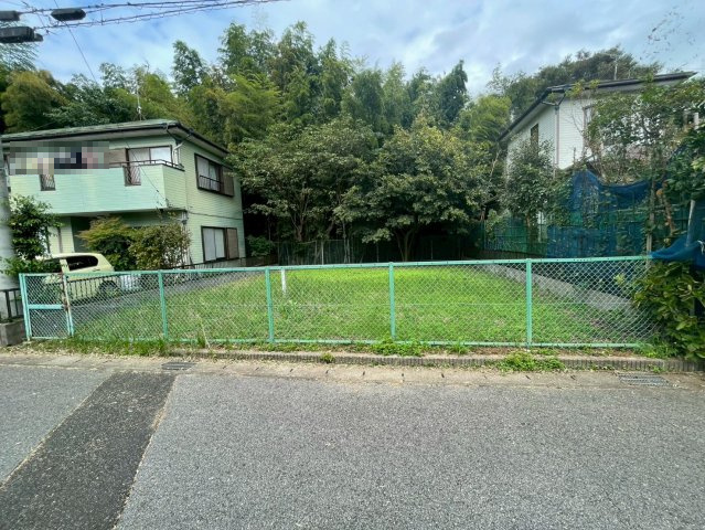 間取りの自由度が高く、家族のライフスタイルに合わせた住まいを実現できます。落ち着いた住宅街でのびのび暮らせる環境です