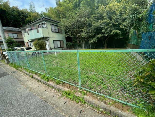 静かな街並みに溶け込むゆとりの土地。建築条件なしだから、理想の間取りやデザインを自由に描けます。家族の未来をこの場所から始めてみませんか