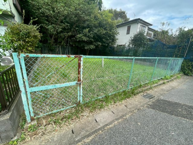 家の設計から外構まで自由に思い描ける建築条件なしの売地。車の出し入れもしやすい前面道路で、カースペースを広く確保したい方にもおすすめ。家族の夢を一から描けるチャンスです