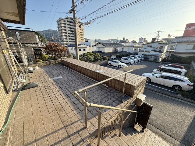 広々としたスペースは陽当たりが良く開放的な空間。ガーデニングや家庭菜園、休日のティータイムなど多彩な用途で楽しめます。手すり付きの階段で安全に出入りでき見晴らしの良い景色が広がる心地よい屋外エリア。