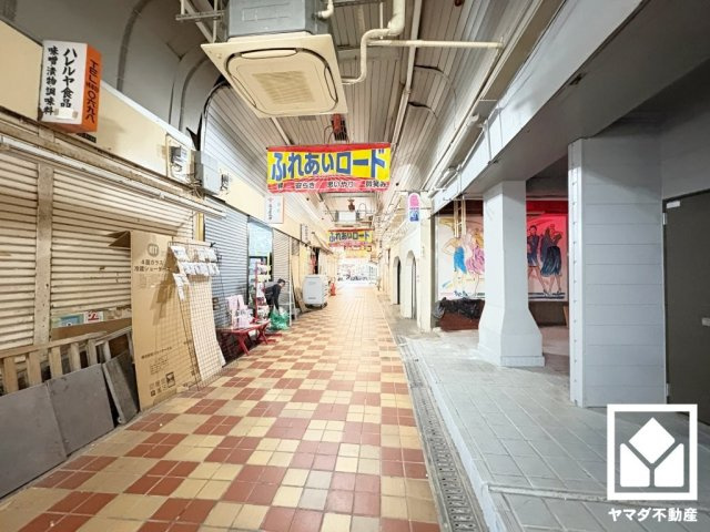 縦横に交差する大規模なアーケード付き商店街の中にある住宅で、他にも多様な専門店や飲食店が軒を連ねています。定期的にイベントなども開催されており、毎日のお買い物が楽しくなりそうです。