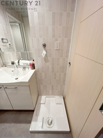 洗濯物の仕分け作業がしやすく、整理整頓が容易になります。洗濯音や湿気を他の部屋に持ち込まず、生活環境を快適に保ちます。上部を活用すれば収納スペースを確保でき洗剤や洗濯用品の整理もしやすくなります。　