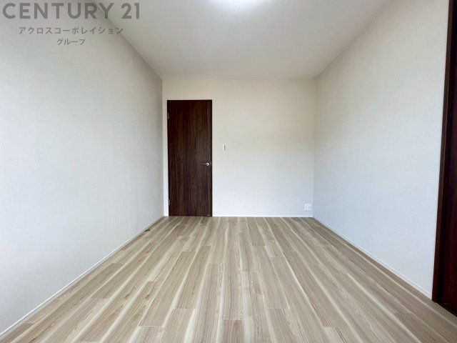 寝室…リラックスできるプライベート空間で、快適な睡眠をサポート。個人の好みに合わせたインテリアや寝具で心地良さを追求。プライベートな時間を過ごし、リフレッシュする場所におすすめです。