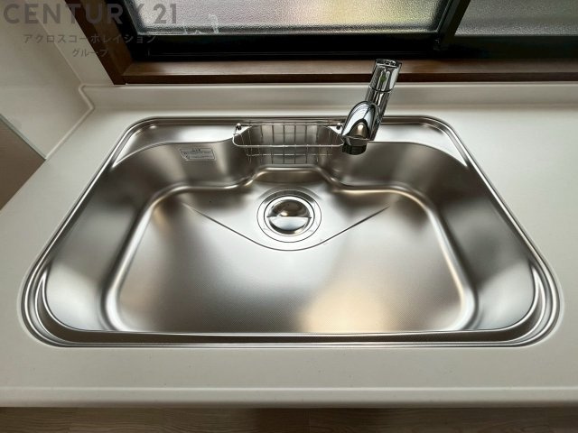 大きなシンクでお鍋などの大きな調理器具を洗う際にも便利です。