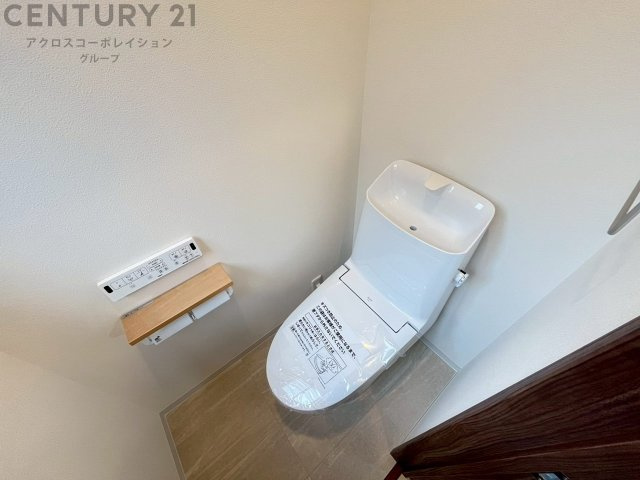 温水洗浄便座付トイレは温水洗浄機能により、暖かい水でおしりを洗浄することができ、冷たい水を使う従来の便座に比べ、温水洗浄機能で暖かいトイレを提供し、快適な使用を可能にします。